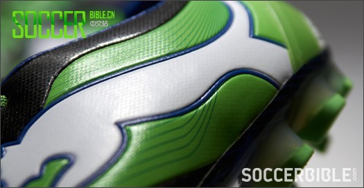 彪马 PowerCat 1.12足球鞋——黑/绿/蓝