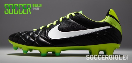 耐克传奇4代足球战靴- 黑白玫红/黑白绿