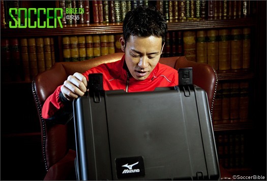 Maya Yoshida Presented With Mizuno Wave Ignitus 3 Black-Out - Football News