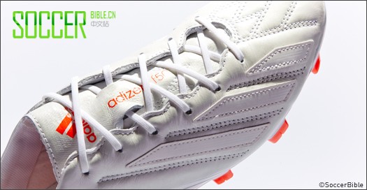 SoccerBibleʷȡ6˫ѰɫƤЬ