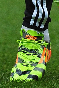 #球员实著#贝尔在威尔士队训练场换上adidas F50 Crazylight