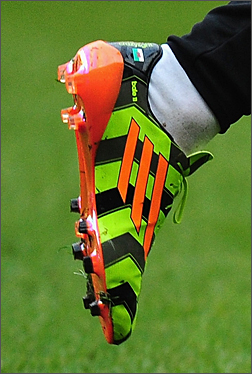 #球员实著#贝尔在威尔士队训练场换上adidas F50 Crazylight