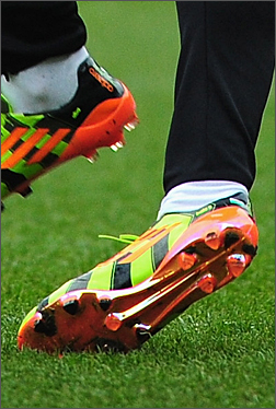 #球员实著#贝尔在威尔士队训练场换上adidas F50 Crazylight