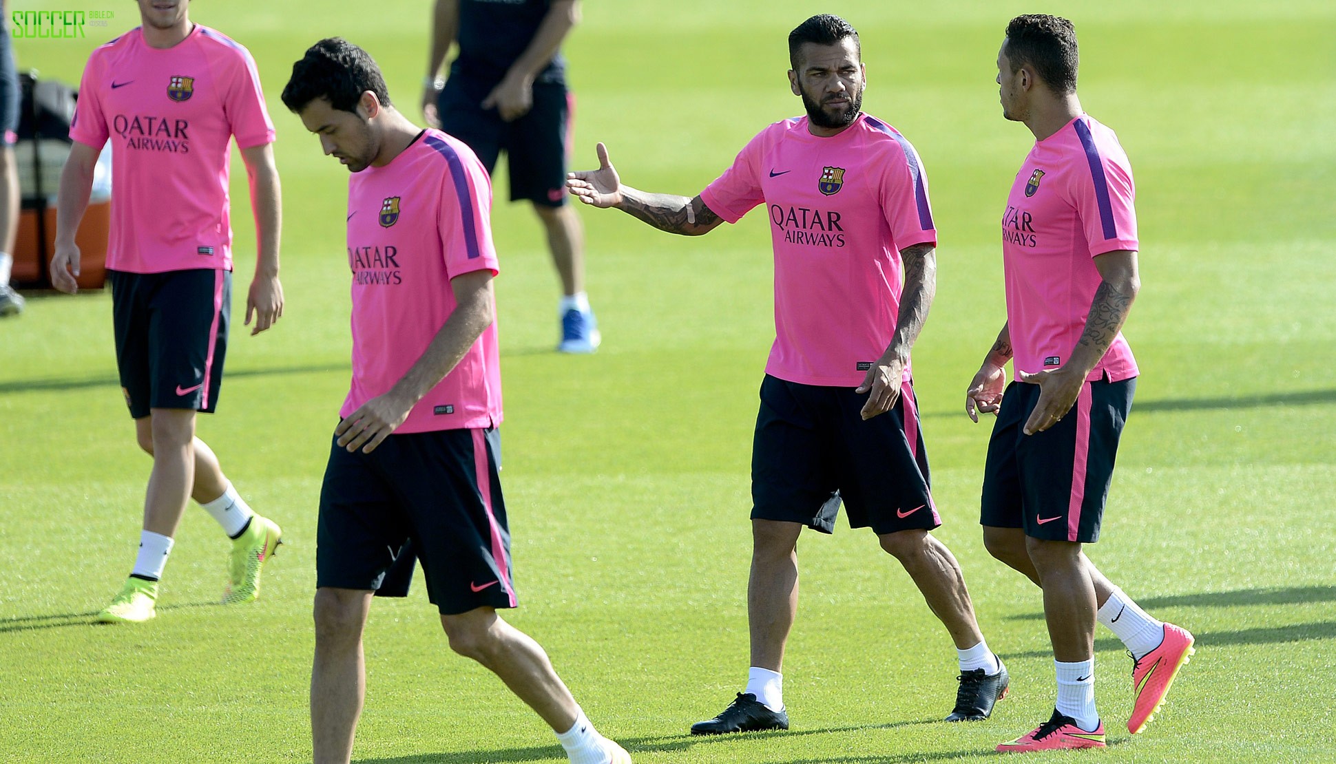 dani-alves-boot-spy-img1