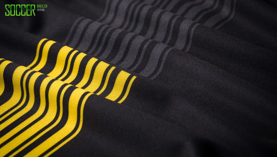 new-balance-sevilla-third-3