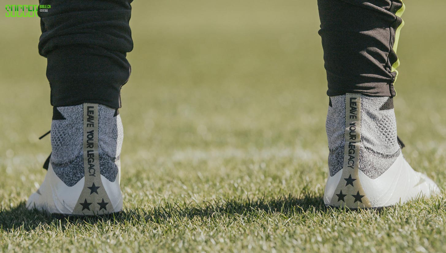 耐克发布劳埃德“巾帼传奇之谢幕”个人专属Superfly足球鞋