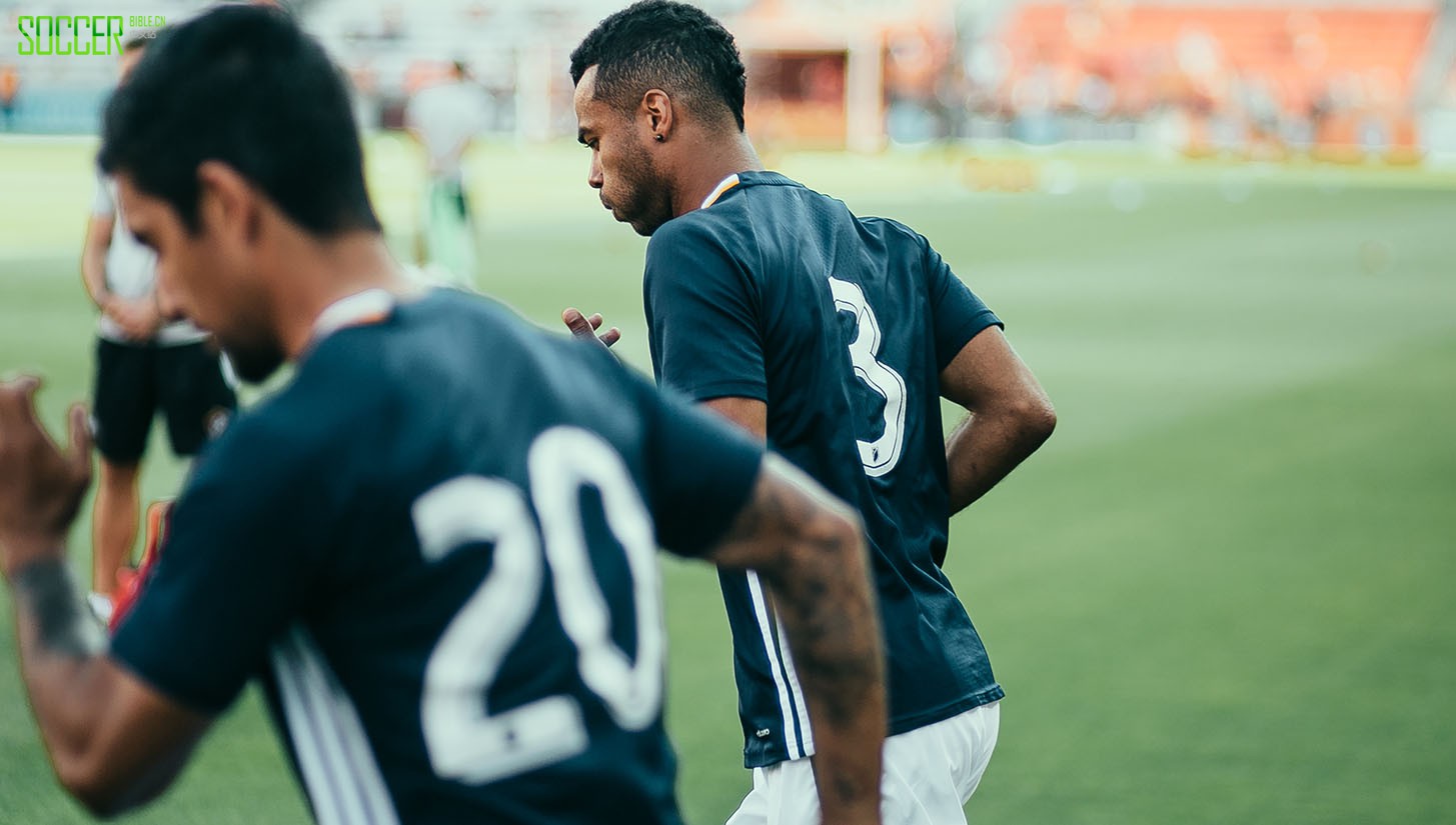 houston-v-la-framed-75