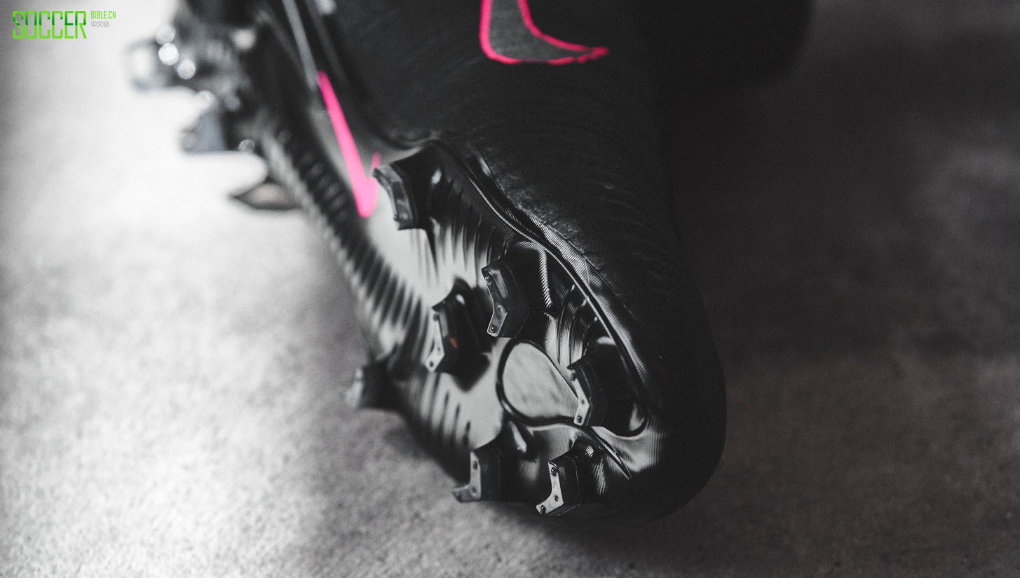 pitch-dark-nike-closer-look-img9