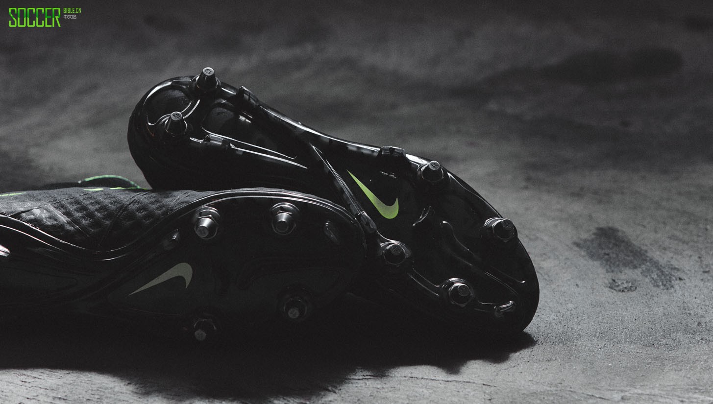 pitch-dark-nike-closer-look-img15