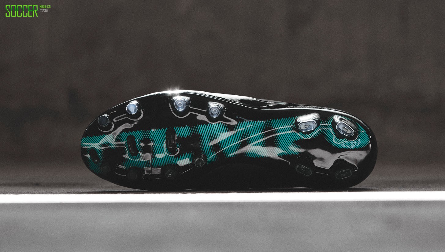 pitch-dark-nike-closer-look-img2