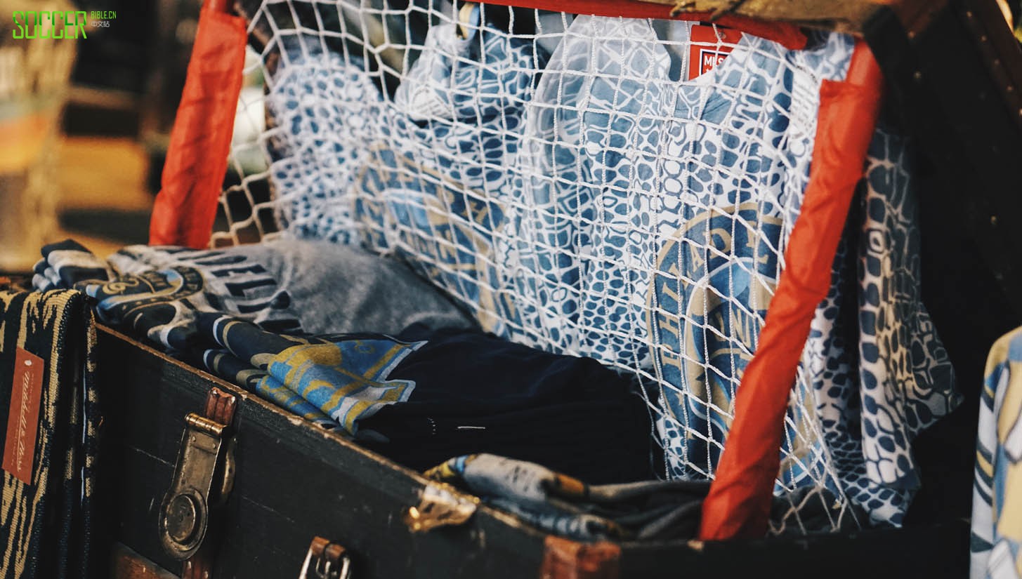 mitchell-and-ness-soccerbible_0029_img_2654