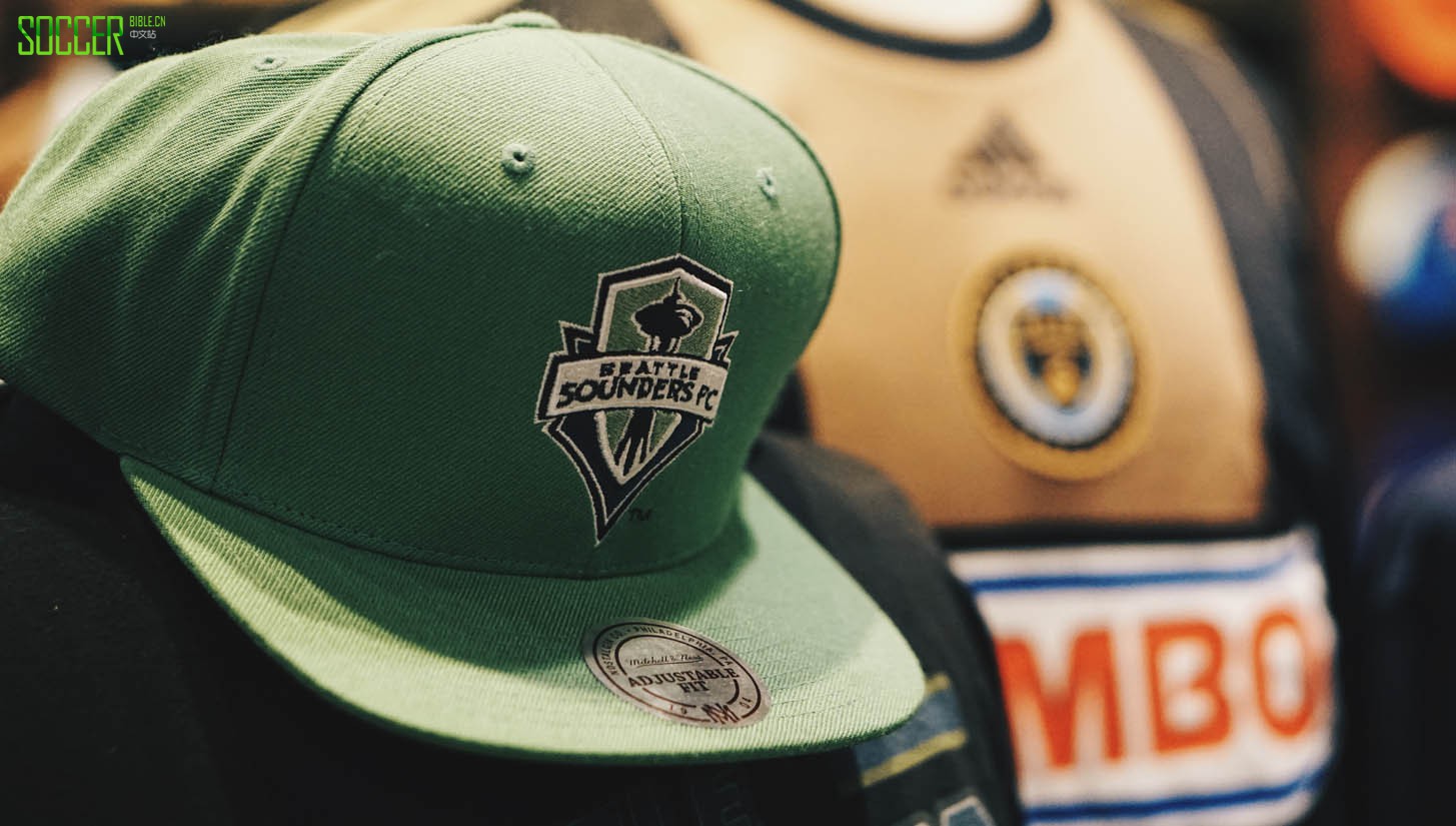 mitchell-and-ness-soccerbible_0026_img_2657