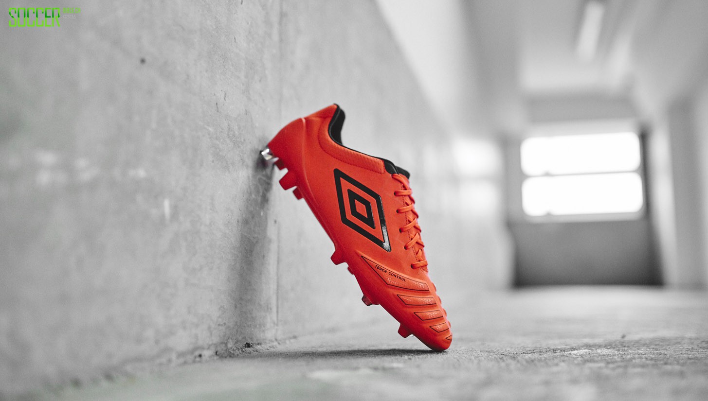 Umbro UX-Accuro "Grenadine/Black" : Football Boots : Soccer Bible