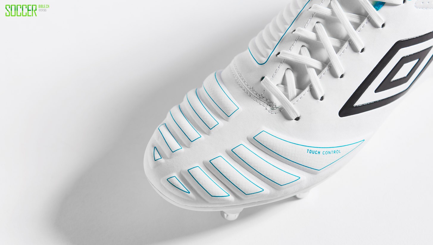 umbro-accuro-white-blue-img1