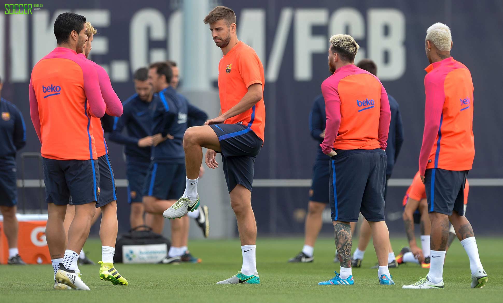 Suarez Trains In Upcoming Stellar Pack : Boot Spotting : Soccer Bible