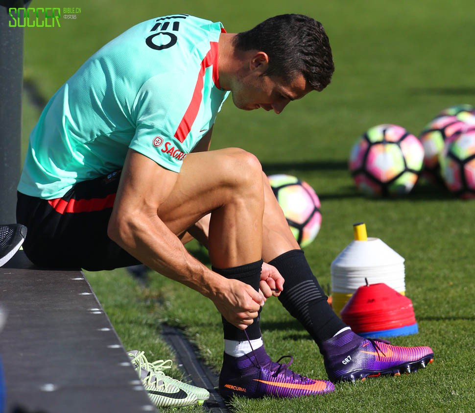 C罗在训练中换上耐克最新的泛光灯系列刺客战靴