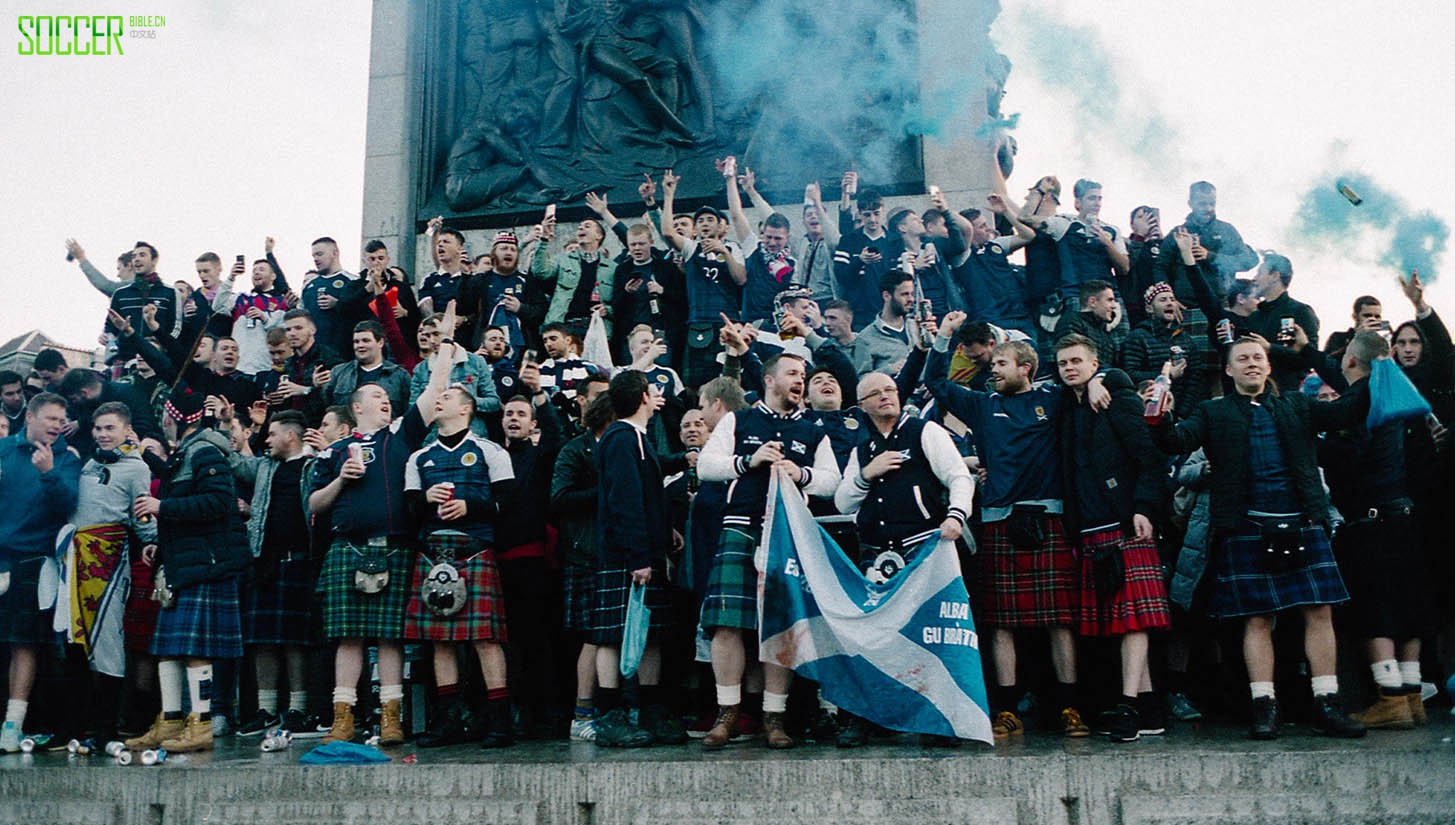The Tartan Army Take Over Trafalgar Square : Photography : Soccer Bible
