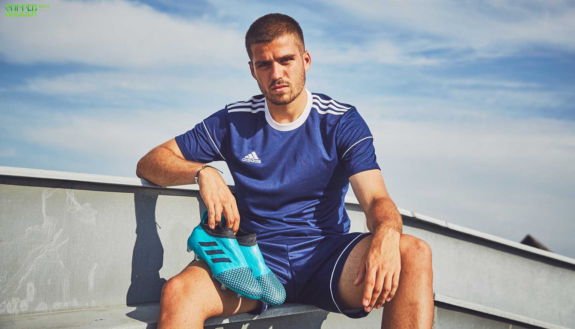 阿迪达斯发布全新Glitch 17 Fluido外靴