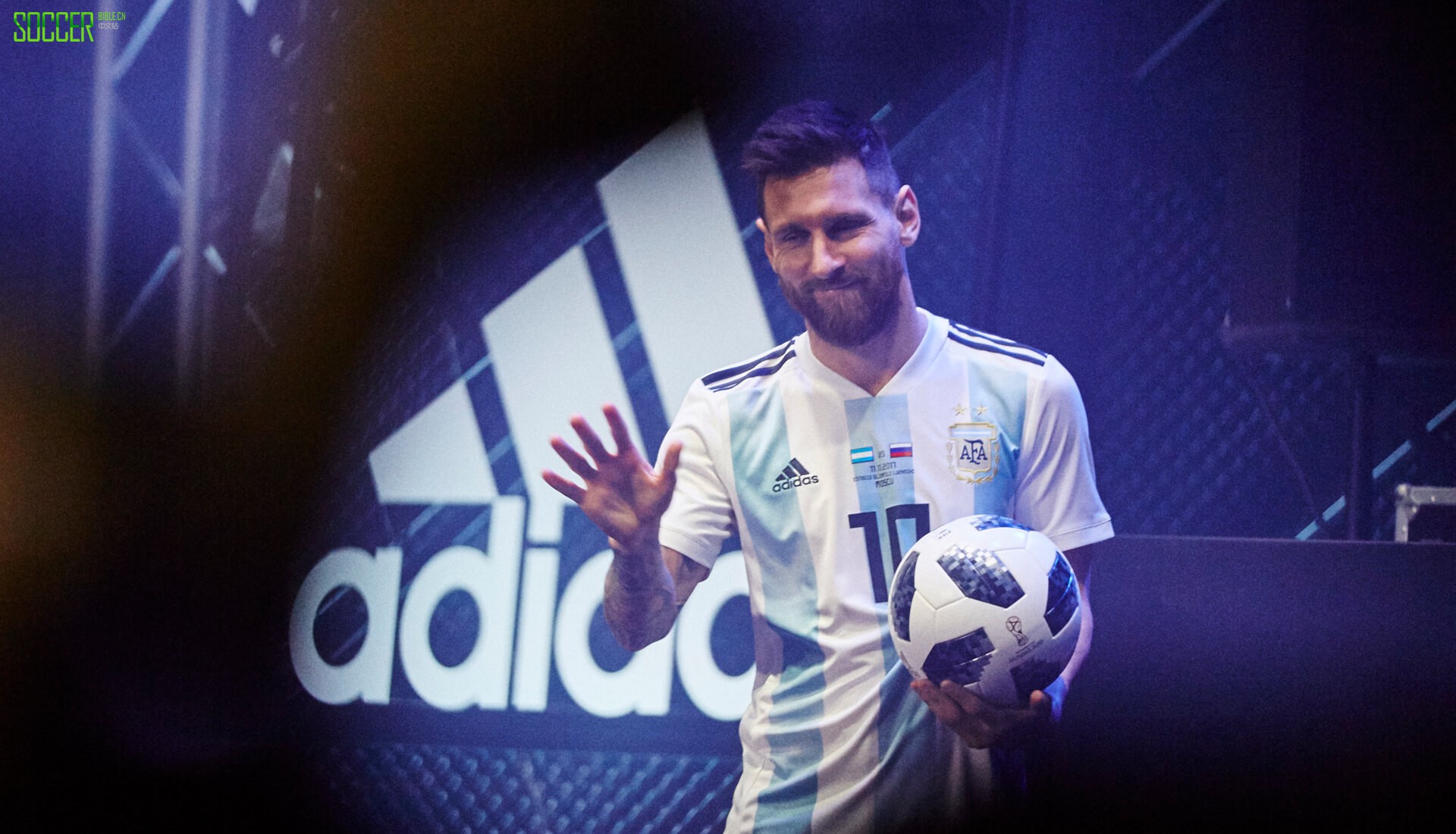 阿迪达斯Telstar 18亮相莫斯科