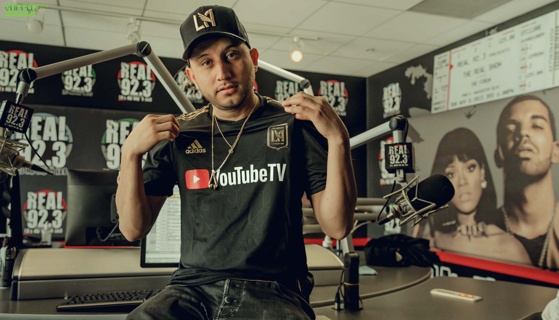 6-lafc-home-away-2018-kits