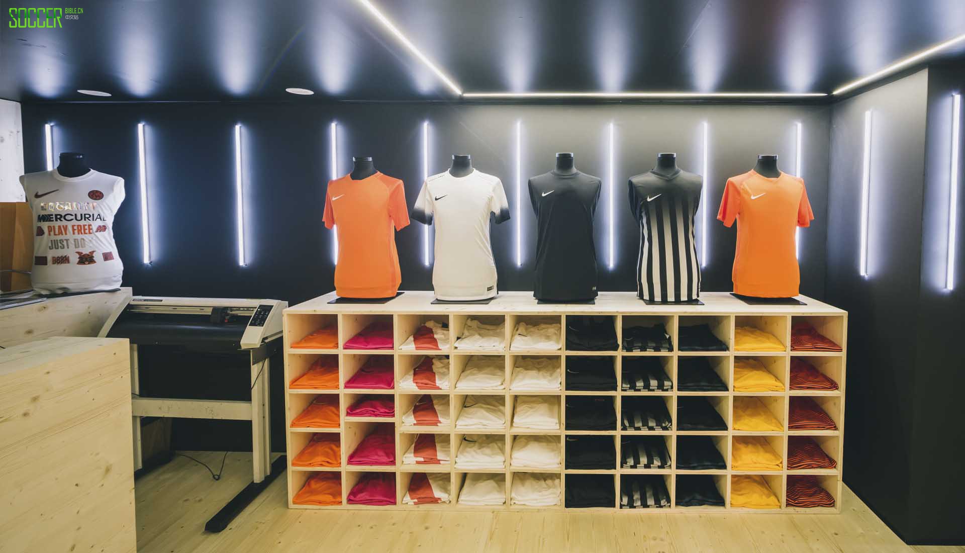 2-mbappe-mercurial-store-paris