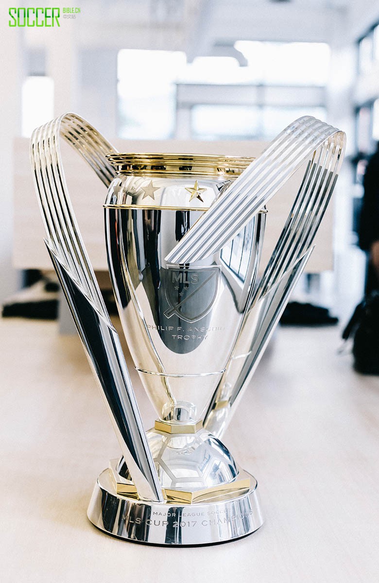Reigning Champ主持美国职业足球大联盟杯“经典足球”盛典