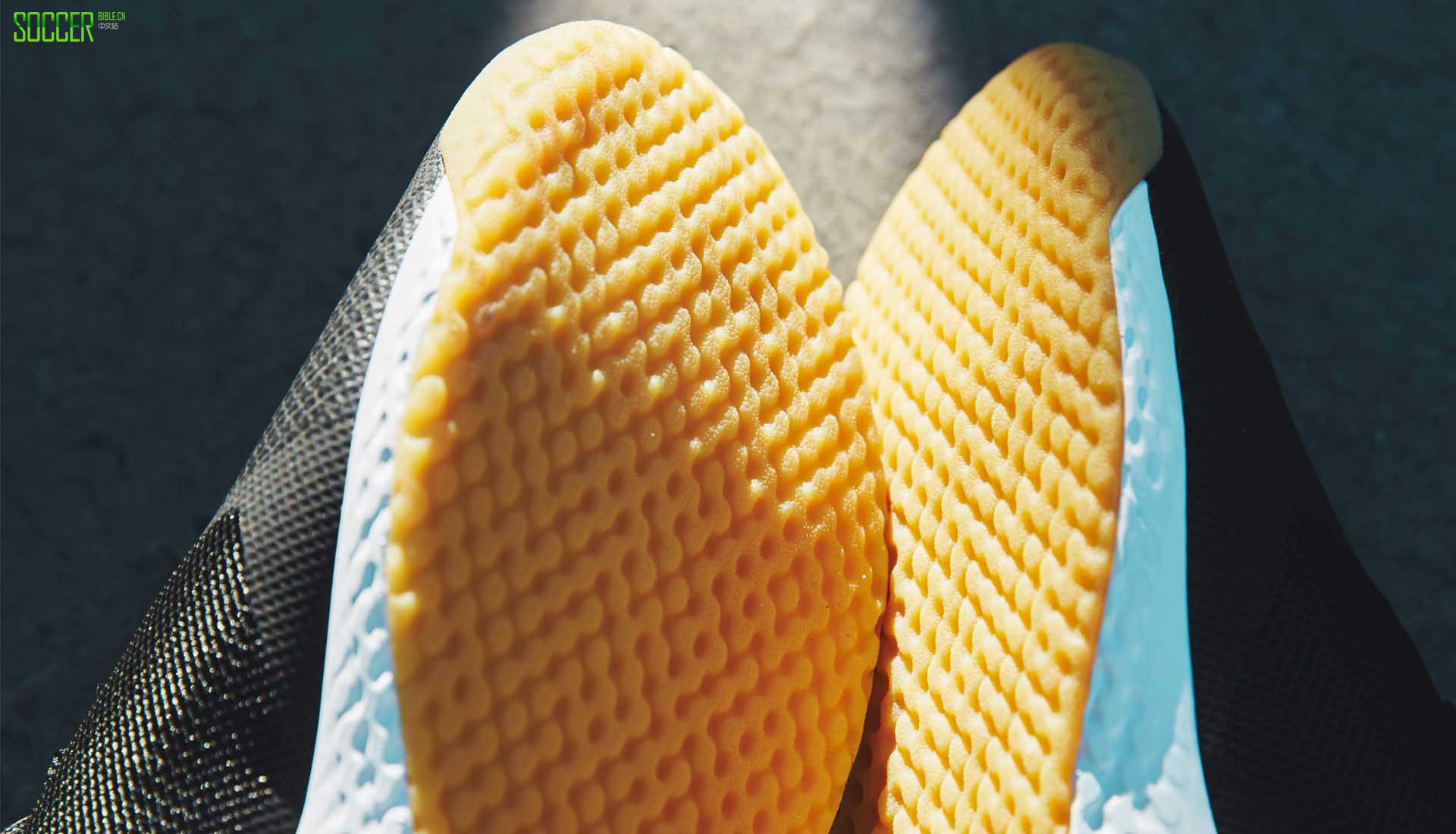 nike-react-gold-black-1-min