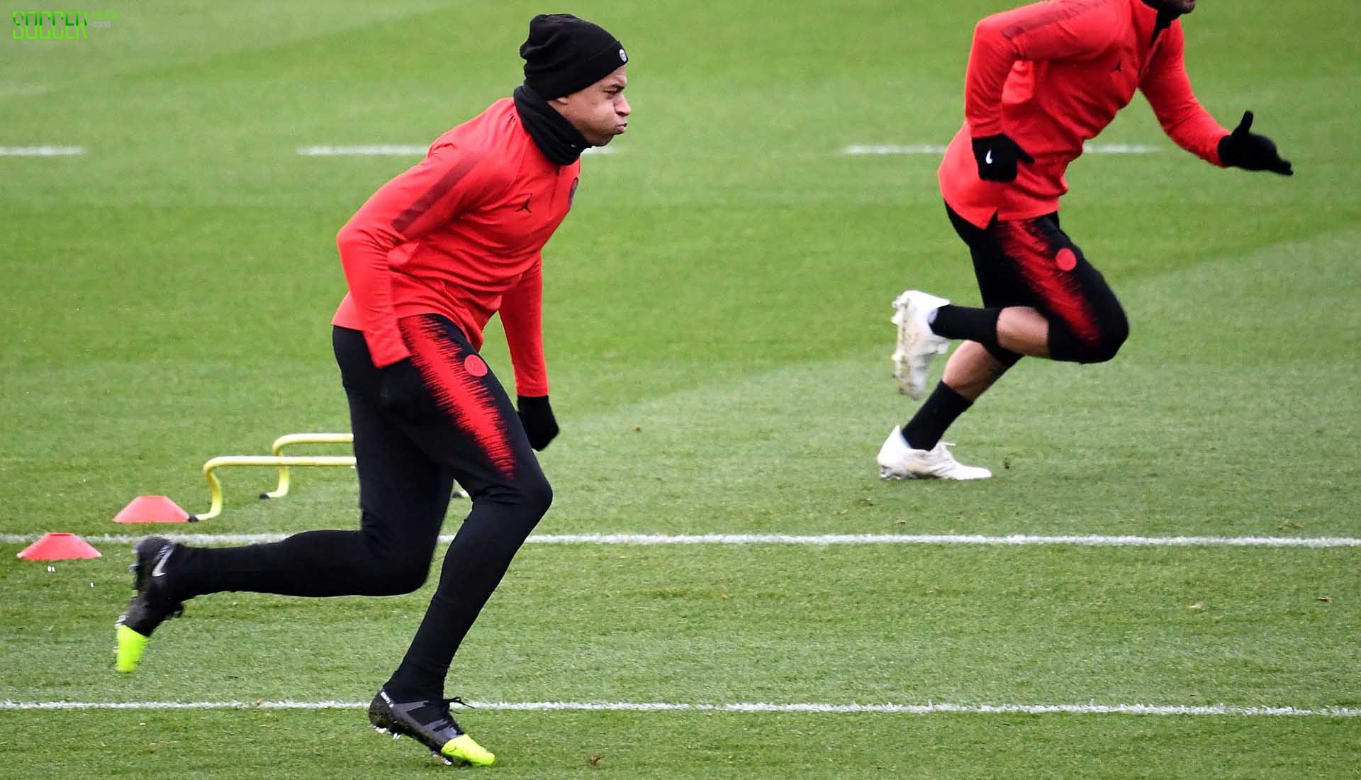 mbappe-trains-nike-gs-top-min