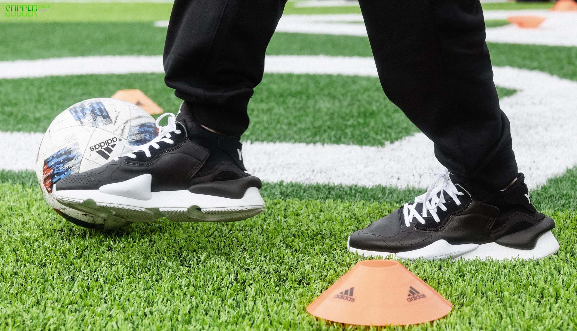 15-beckham-la-galaxy-statue