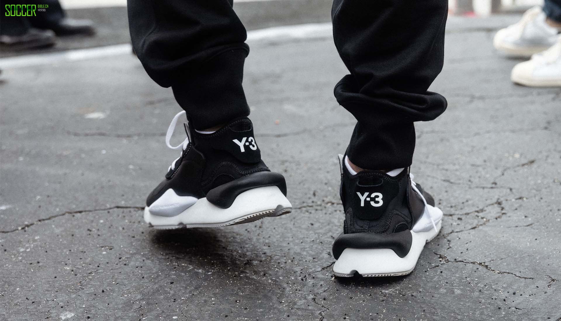 11-beckham-la-galaxy-statue