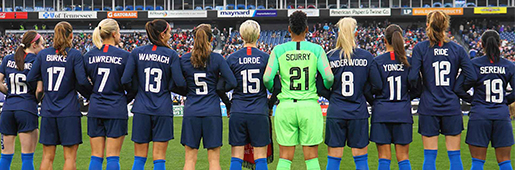 致敬偶像追逐梦想 美国女足球衣背后印上伟大女性姓名