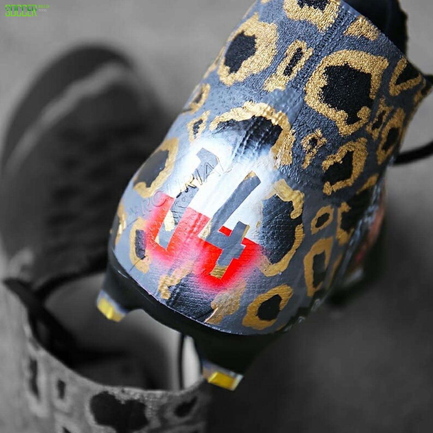 奥巴梅杨收到SWithADot定制的Mercurial Superfly