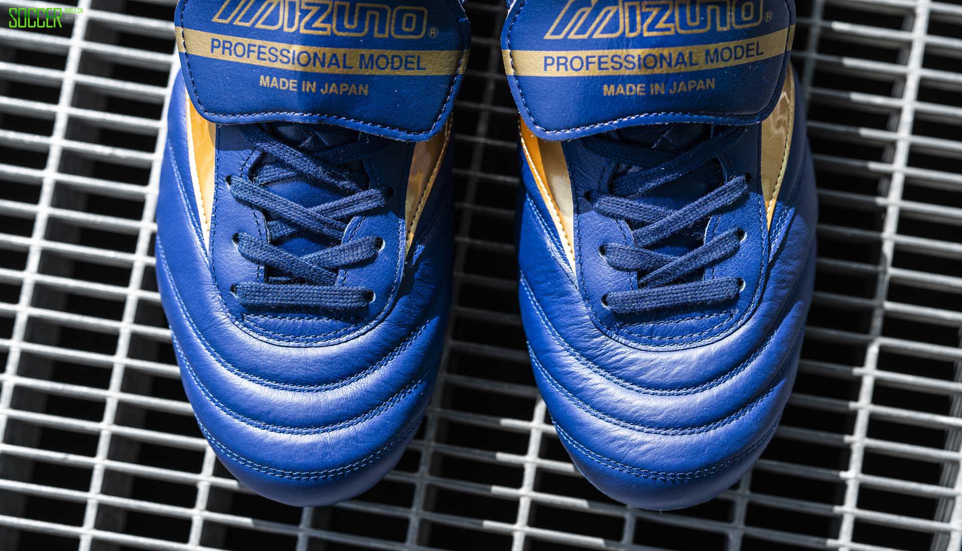 7-mizuno-morelia-blue-gold-min