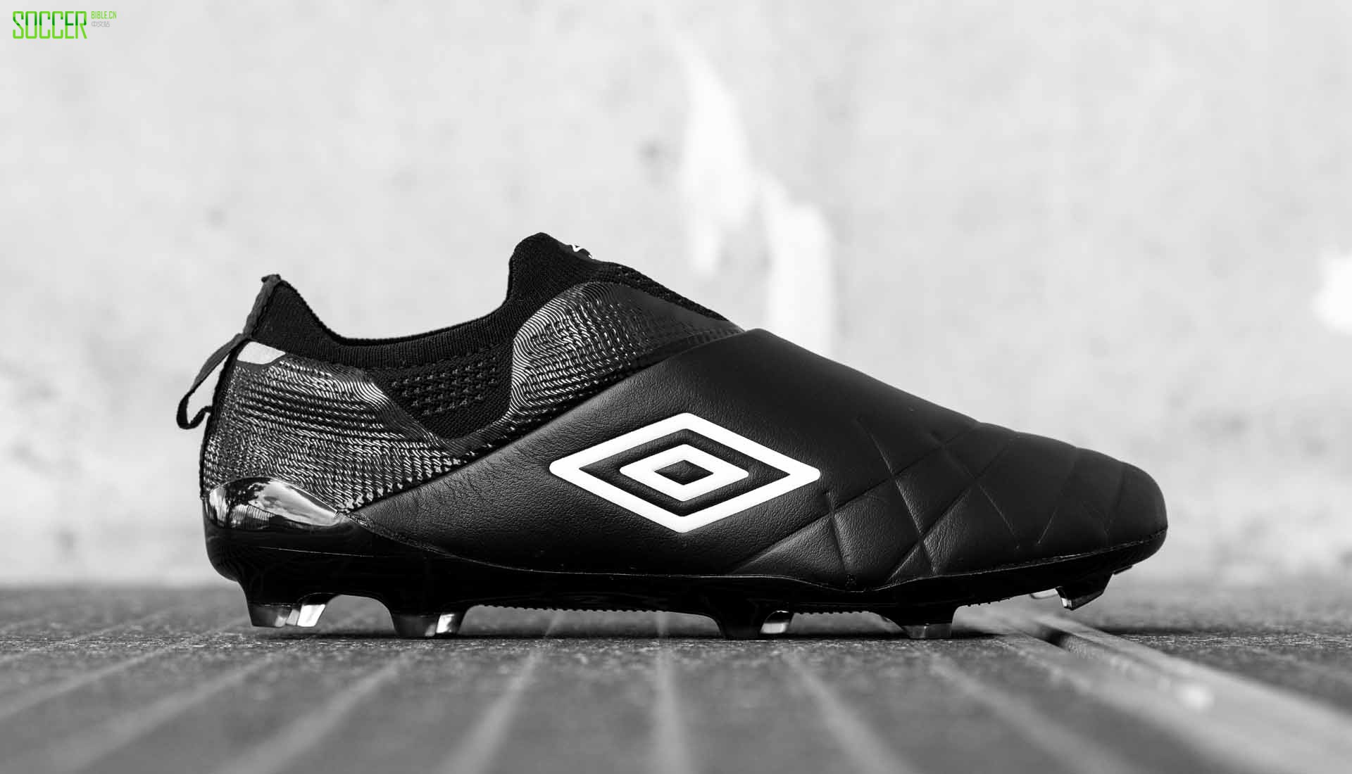 11-umbro-medusae-ux-black-white