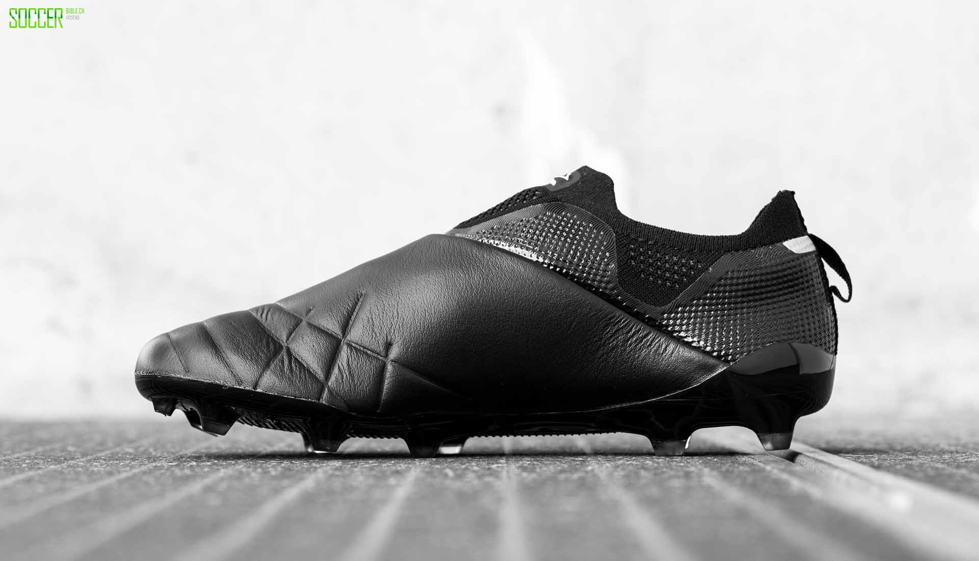 10-umbro-medusae-ux-black-white