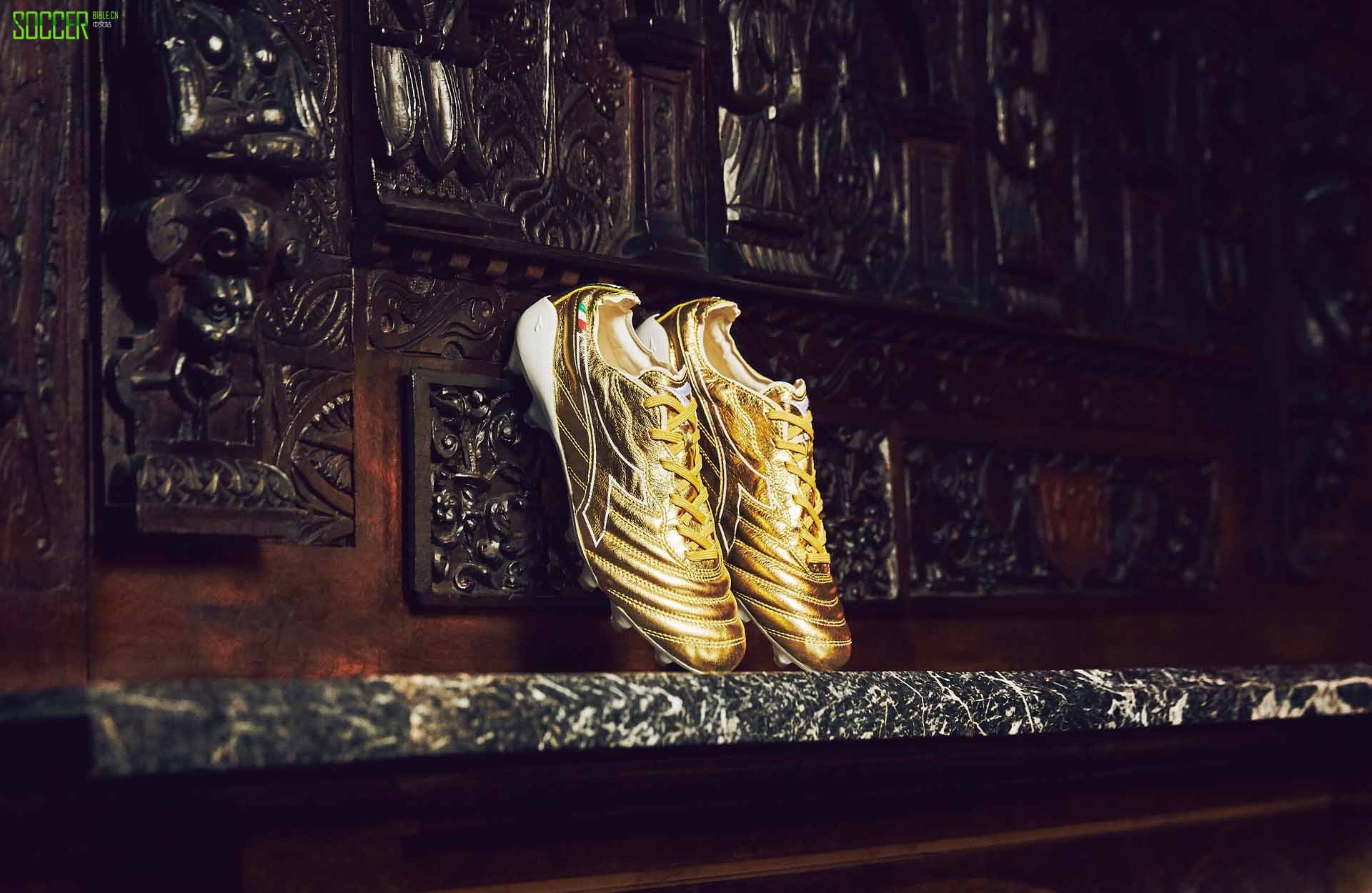 Diadora推出限量版金靴